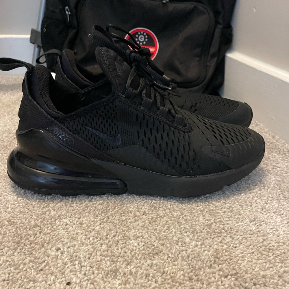Black Nike air max 270